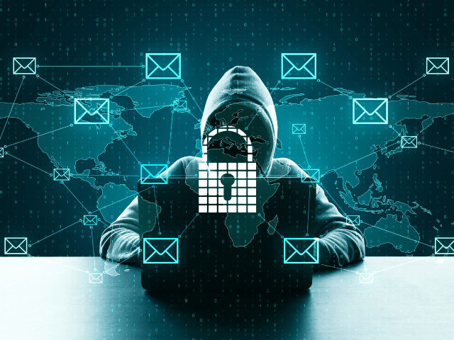 Pessoa com capuz usando notebook em ambiente escuro, com ícones de e-mail e um cadeado sobrepostos, representando ameaças cibernéticas e roubo de dados na internet.