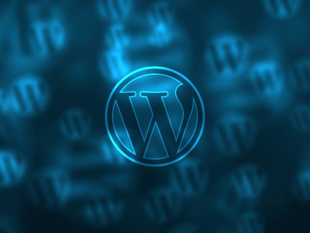 Logo do WordPress azul com um fundo desfocado com varias copias da logo do WordPress