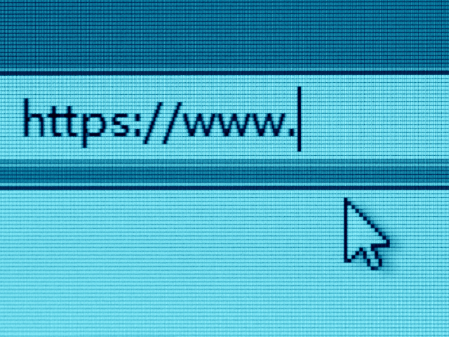 A imagem mostra um close-up da barra de endereços de um navegador com o início "https://www." e um ponteiro do mouse, simbolizando navegação segura na internet.