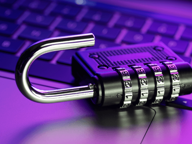 Cadeado de senha com combinação numérica aberto sobre um teclado, simbolizando vulnerabilidade ou falha de segurança.
