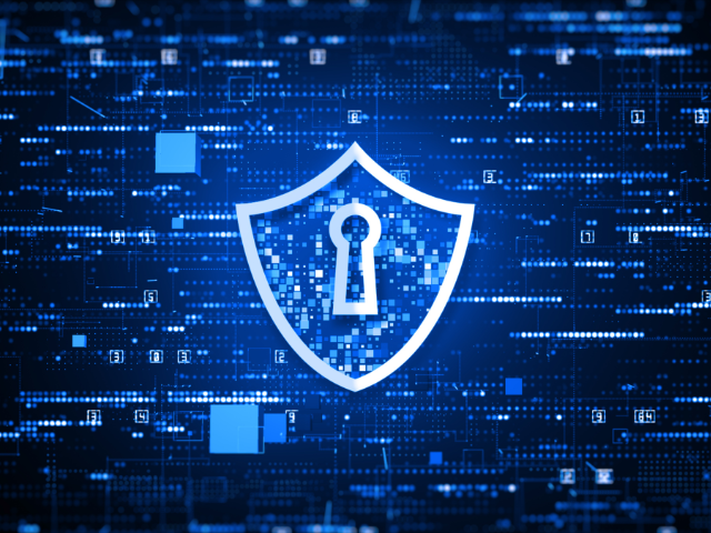 Escudo com fechadura sobre fundo digital azul, simbolizando segurança cibernética e proteção de dados.