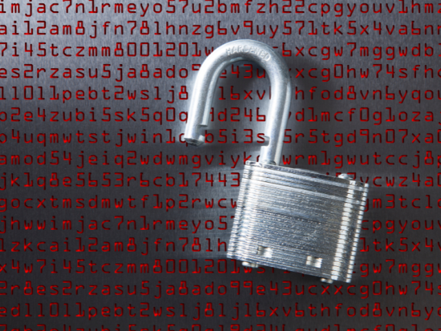 Cadeado prateado em posição de desbloqueio sobre um fundo escuro preenchido com códigos binários e letras em vermelho, representando uma falha de segurança digital ou vulnerabilidade exposta em sistemas.