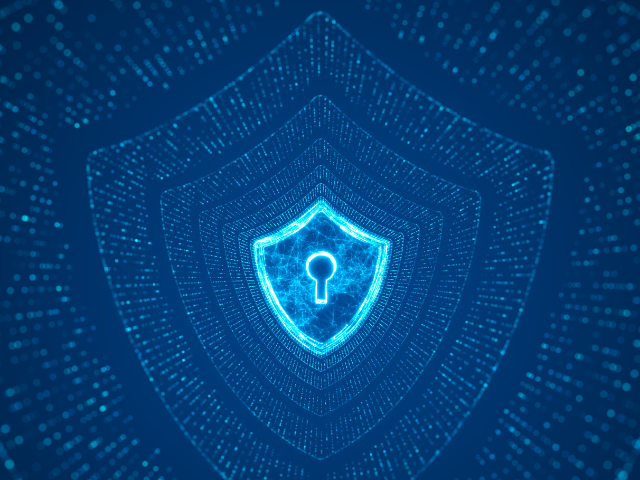 Ilustração de um escudo digital com um cadeado brilhante no centro, cercado por camadas de linhas e pontos luminosos, representando segurança cibernética e defesa contra ataques.
